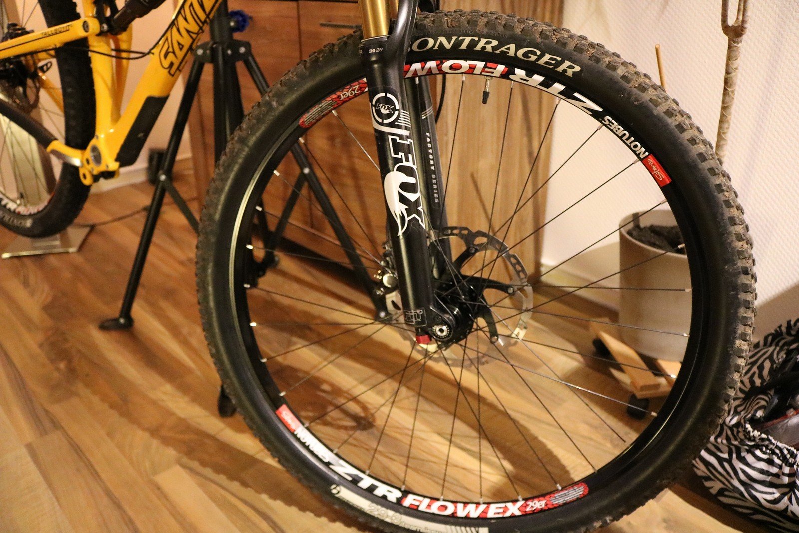 Notubes Stans Ztr Flow Ex Mit Hd Naben Und Bontrager Reifen