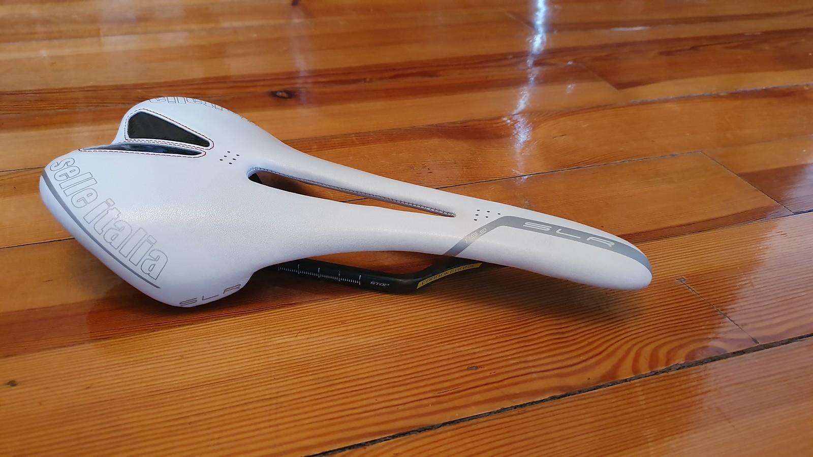 selle italia slr kit carbonio flow saddle